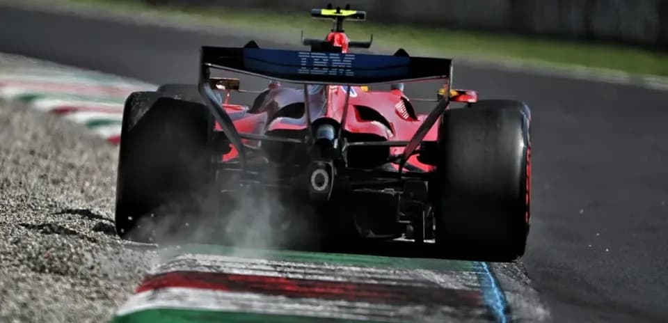 Voiture de F1 rouge sur circuit avec fumée
