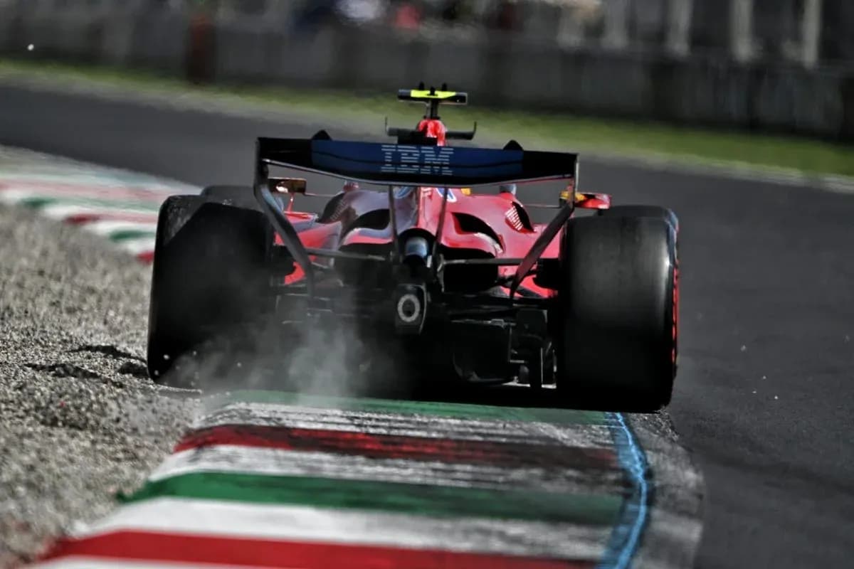 Voiture de F1 rouge sur circuit avec fumée