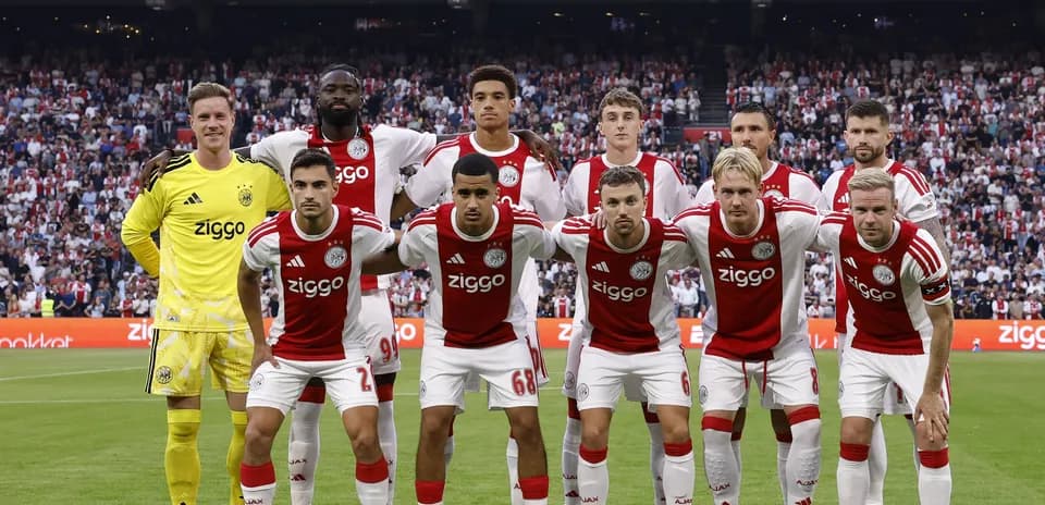 Équipe d'Ajax posant avant le match