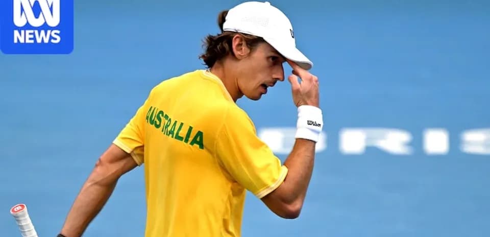 Joueur de tennis en tenue australienne sur le court