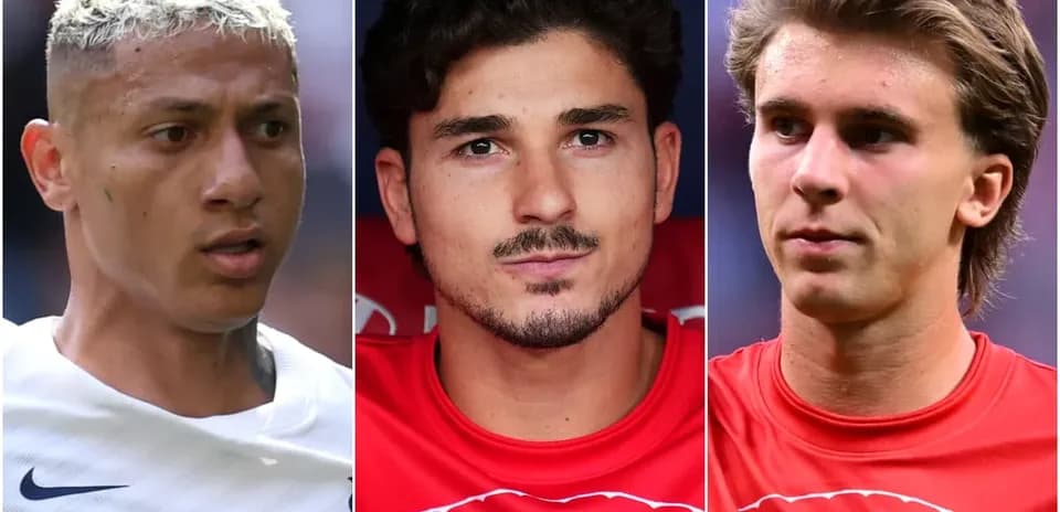 Trois joueurs de football en tenue de match