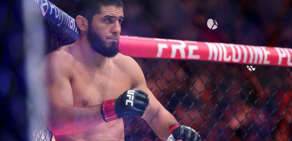 Lutteuse attendant dans la cage de l'UFC