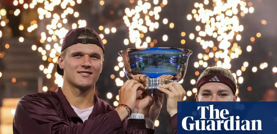 Joueurs célébrant avec le trophée sous les feux d'artifice
