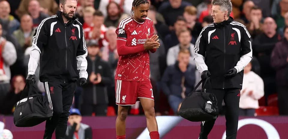 Joueur de Liverpool accompagné par des soignants sur le terrain
