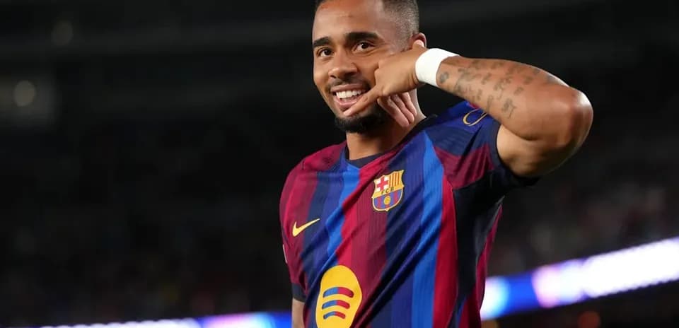 Joueur de Barcelone célébrant avec un geste téléphonique