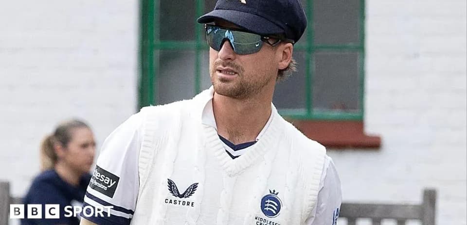 Joueur de cricket en tenue de Middlesex sur le terrain
