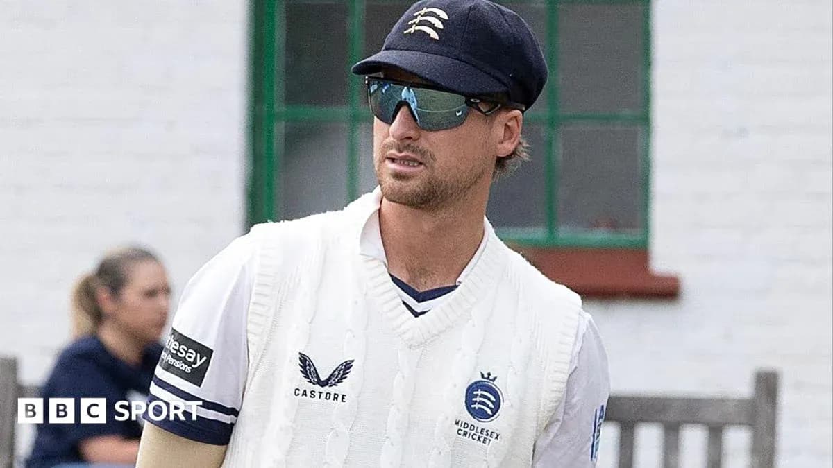 Joueur de cricket en tenue de Middlesex sur le terrain