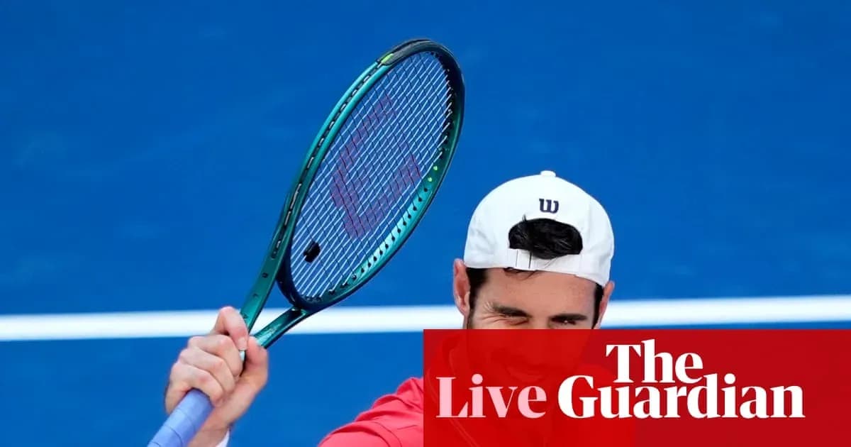 Joueur de tennis levant sa raquette sur le court