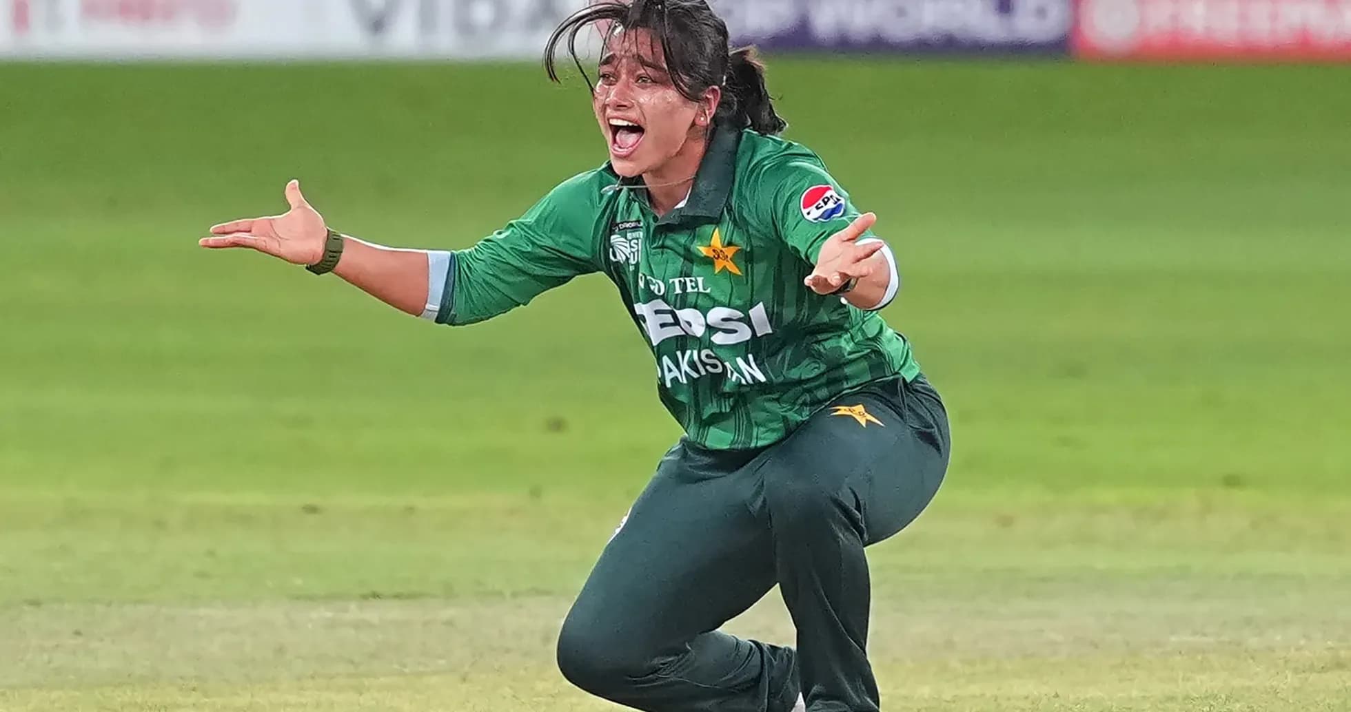 Joueuse pakistanaise célébrant une prise sur le terrain