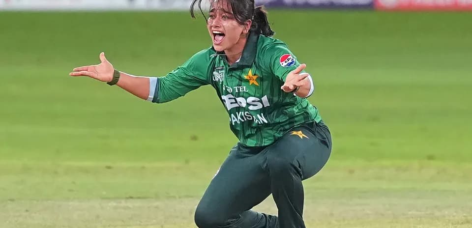 Joueuse pakistanaise célébrant une prise sur le terrain