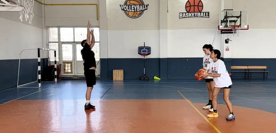 Entraînement de tir au basket dans un gymnase