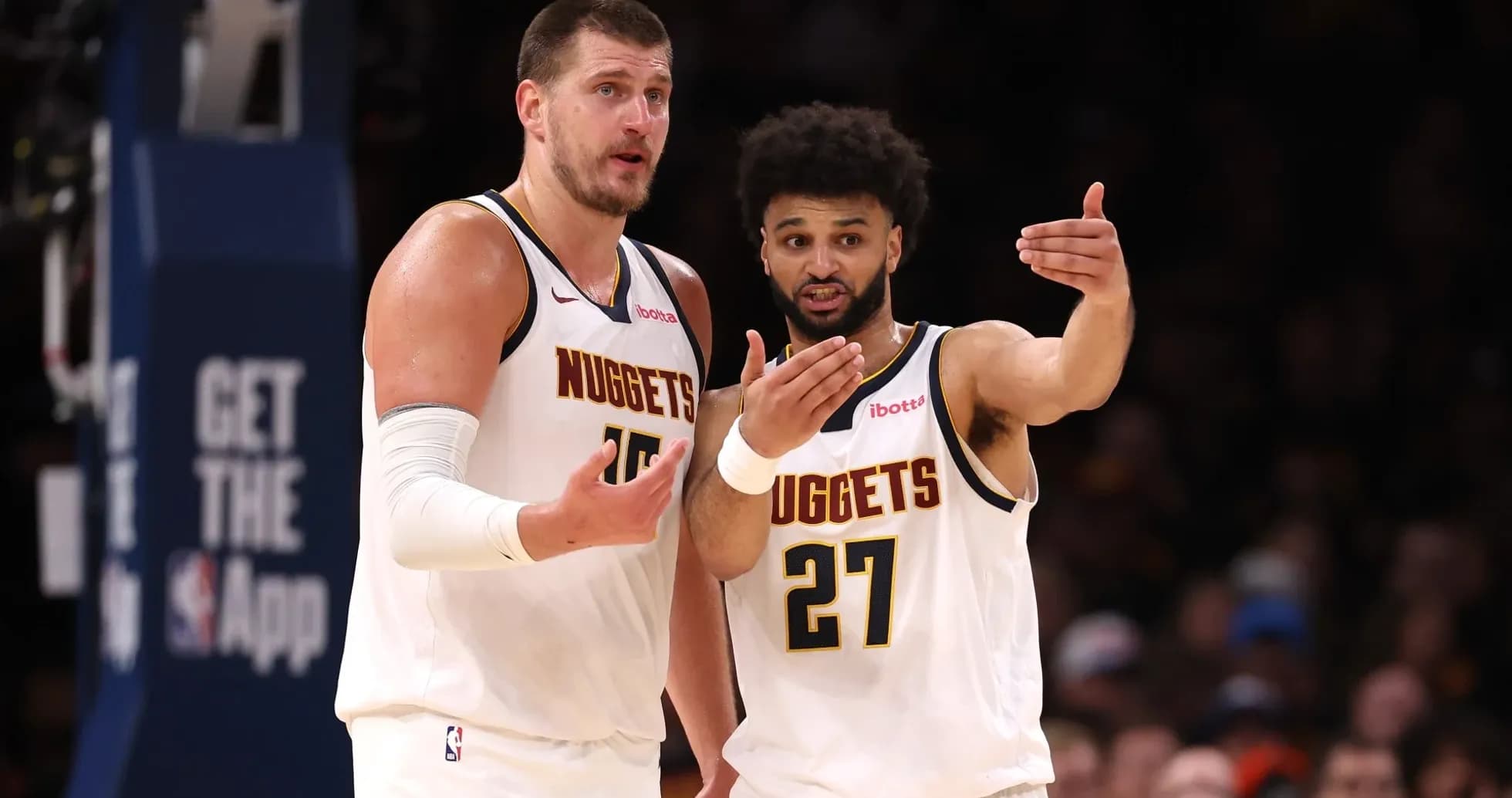 Joueurs des Nuggets discutant sur le terrain