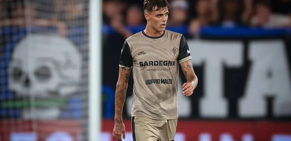 Joueur portant un maillot de l'équipe sur le terrain