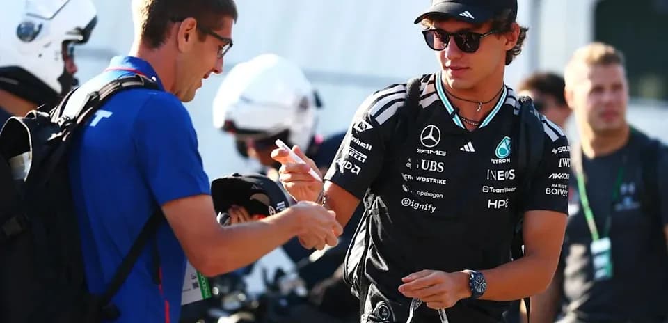 Pilote Mercedes signant un autographe pour un fan