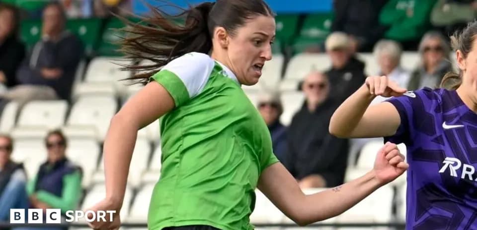 Joueuse en vert dribblant le ballon sur le terrain