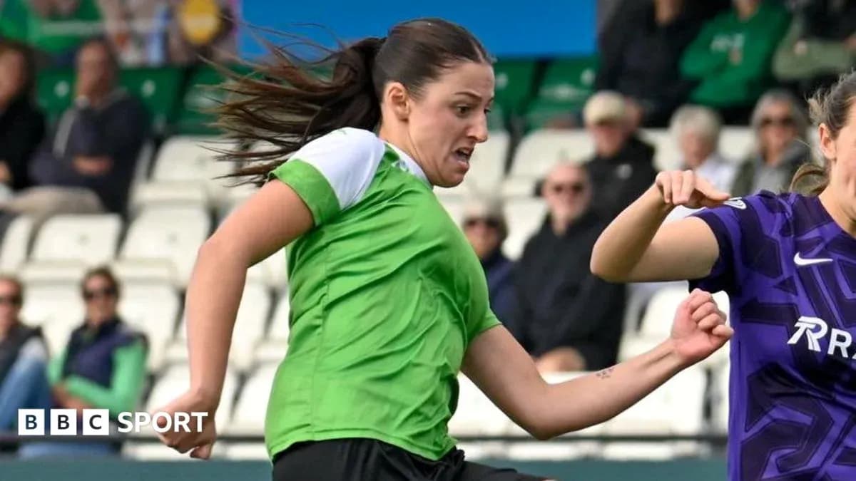 Joueuse en vert dribblant le ballon sur le terrain