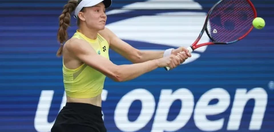 Joueuse de tennis frappant la balle au US Open