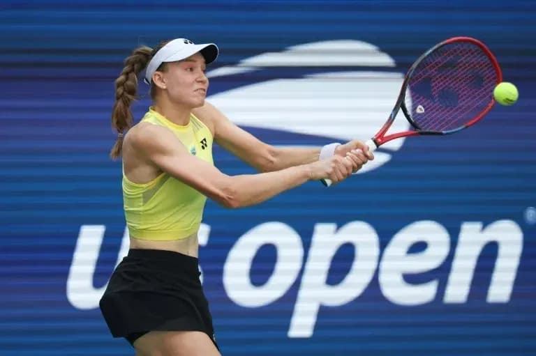 Joueuse de tennis frappant la balle au US Open