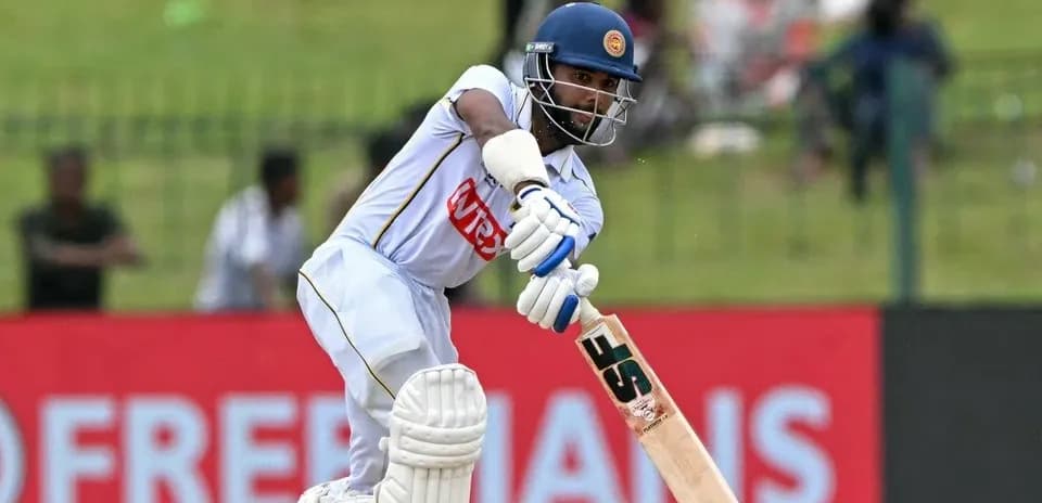 Joueur de cricket en train de frapper la balle