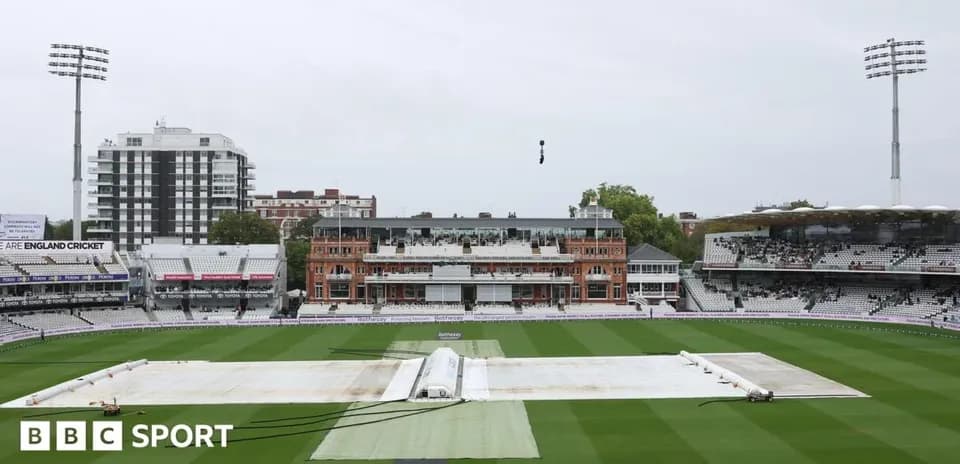 Terrain de cricket avec bâche au Lord's