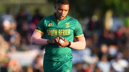 Joueur sud-africain tenant le ballon sur le terrain