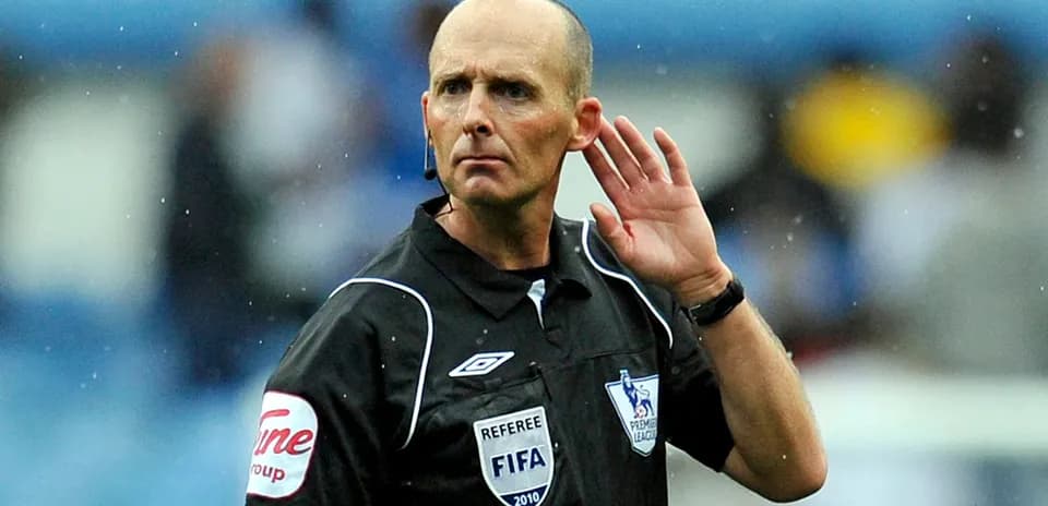Arbitre écoutant pendant un match de football