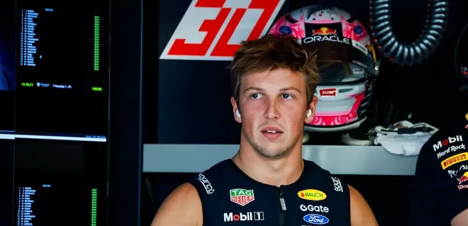 Pilote dans le garage avec casque de course en arrière-plan