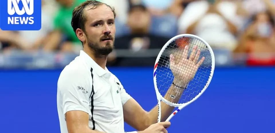 Joueur de tennis saluant le public sur le court