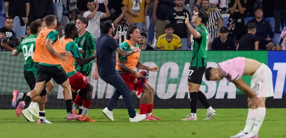 Joueurs de Sassuolo célébrant une victoire sur le terrain