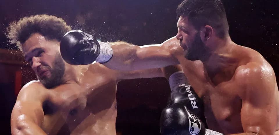 Boxeurs échangent des coups lors d'un match