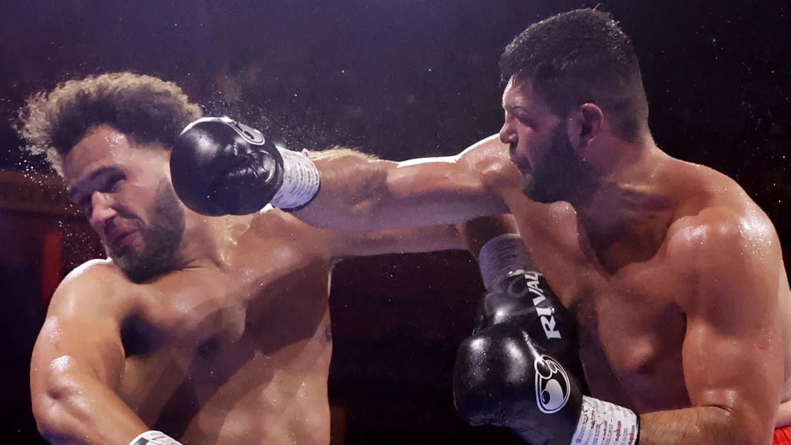Boxeurs échangent des coups lors d'un match