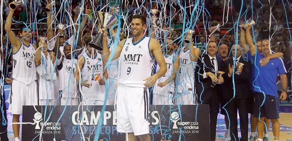 Joueurs célébrant la victoire avec des trophées