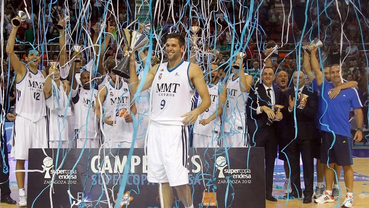 Joueurs célébrant la victoire avec des trophées