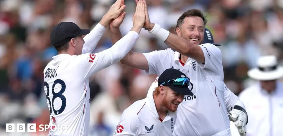 Joueurs anglais célébrant un wicket lors d'un match