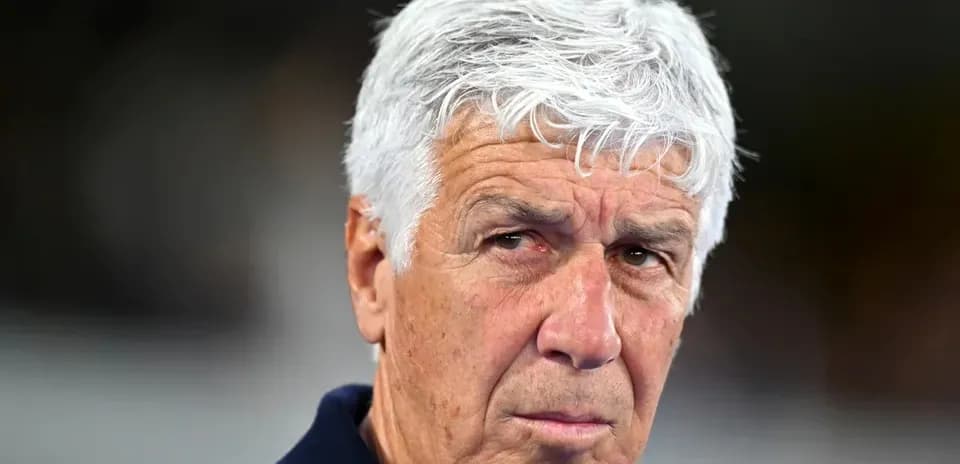 Entraîneur regardant attentivement lors d'un match