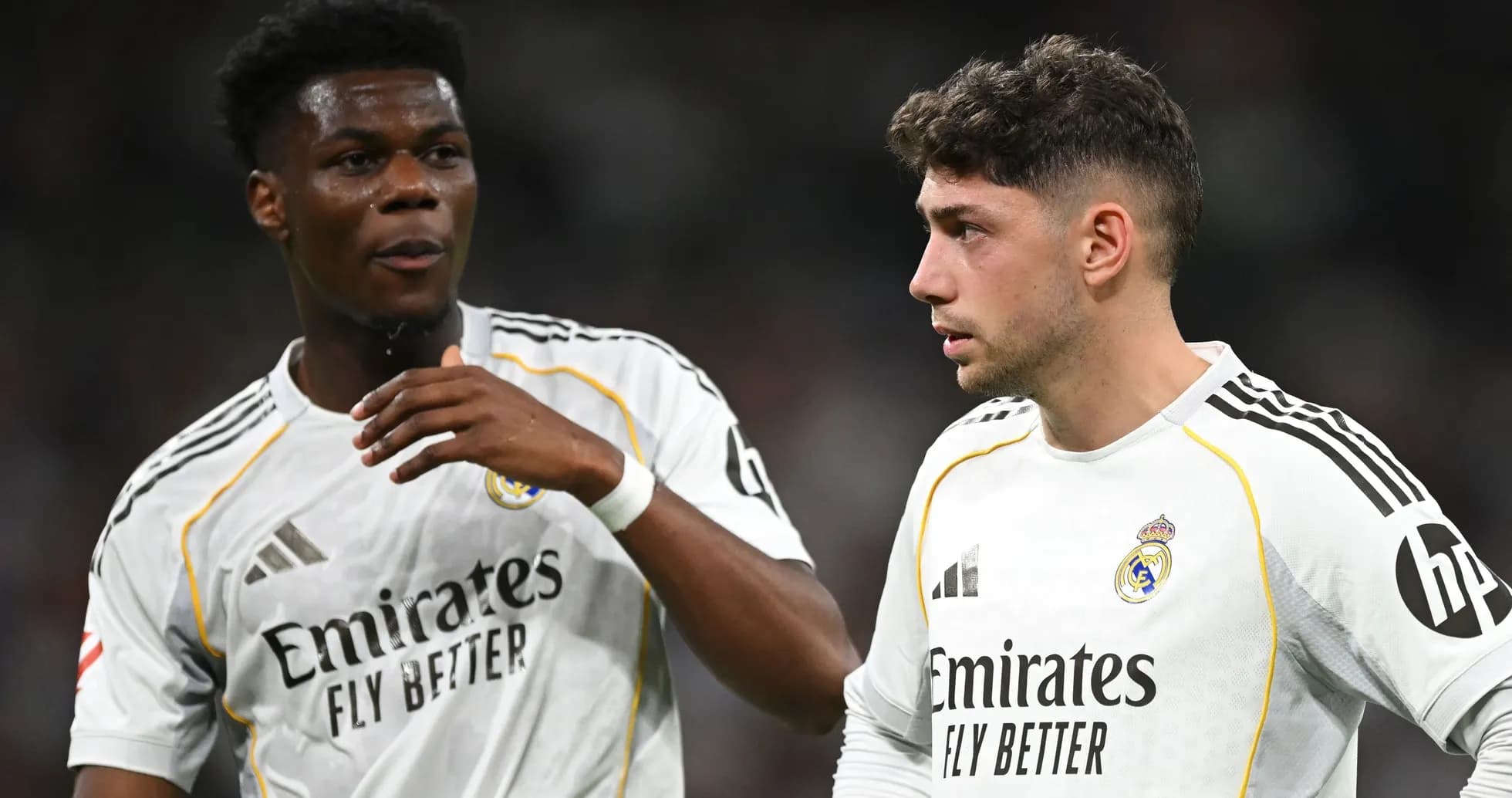 Deux joueurs du Real Madrid discutant sur le terrain