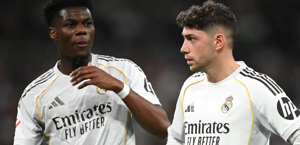 Deux joueurs du Real Madrid discutant sur le terrain