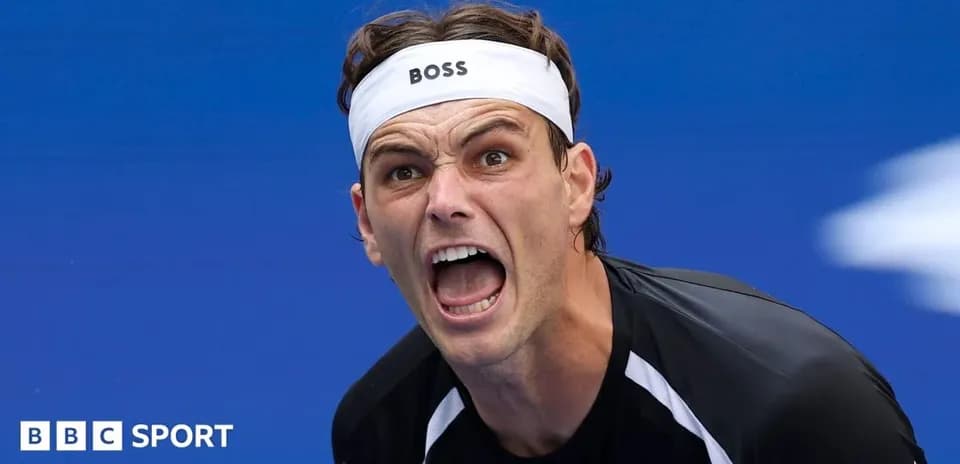 Joueur de tennis en train de crier sur le court