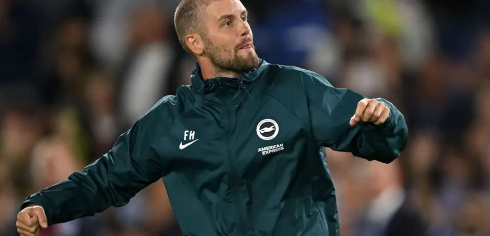 Entraîneur célébrant sur le terrain lors d'un match