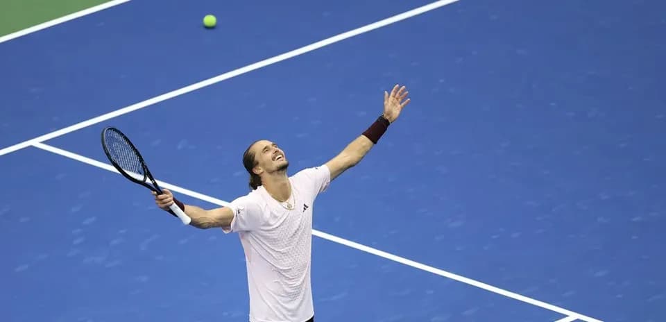 Joueur de tennis levant les bras sur le court