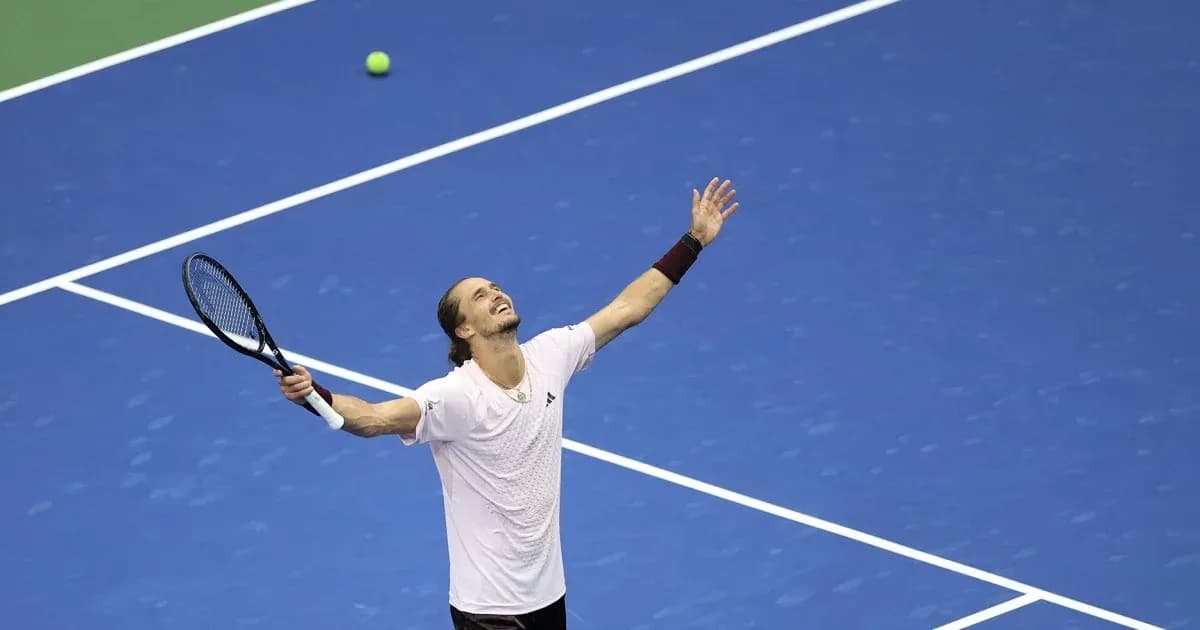 Joueur de tennis levant les bras sur le court