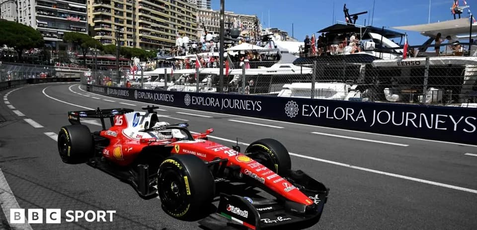 Voiture Ferrari sur circuit à Monaco