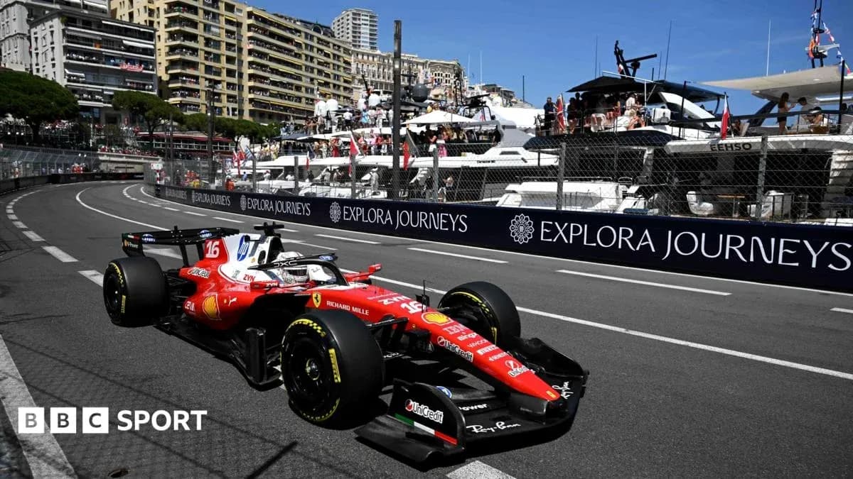 Voiture Ferrari sur circuit à Monaco