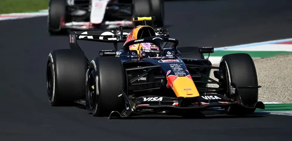 Voiture de Formule 1 en course sur circuit