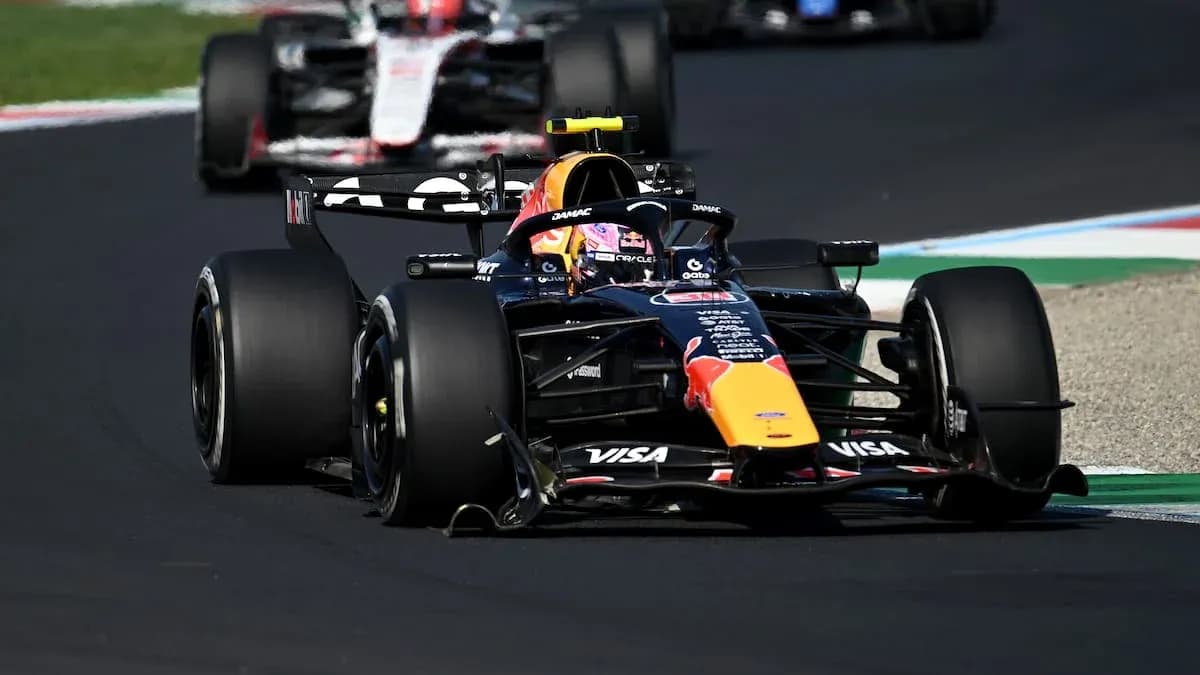 Voiture de Formule 1 en course sur circuit