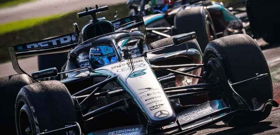 Voiture de course Mercedes en pleine action sur circuit