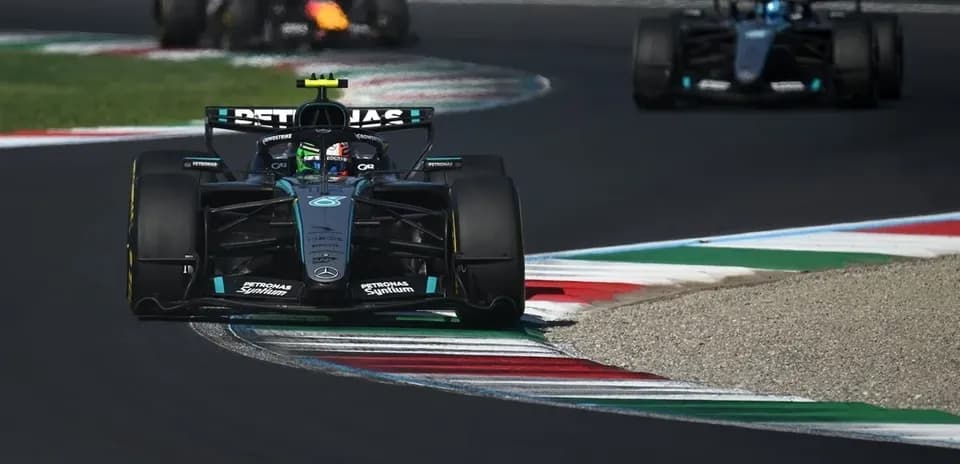 Voiture de Formule 1 sur circuit avec virage