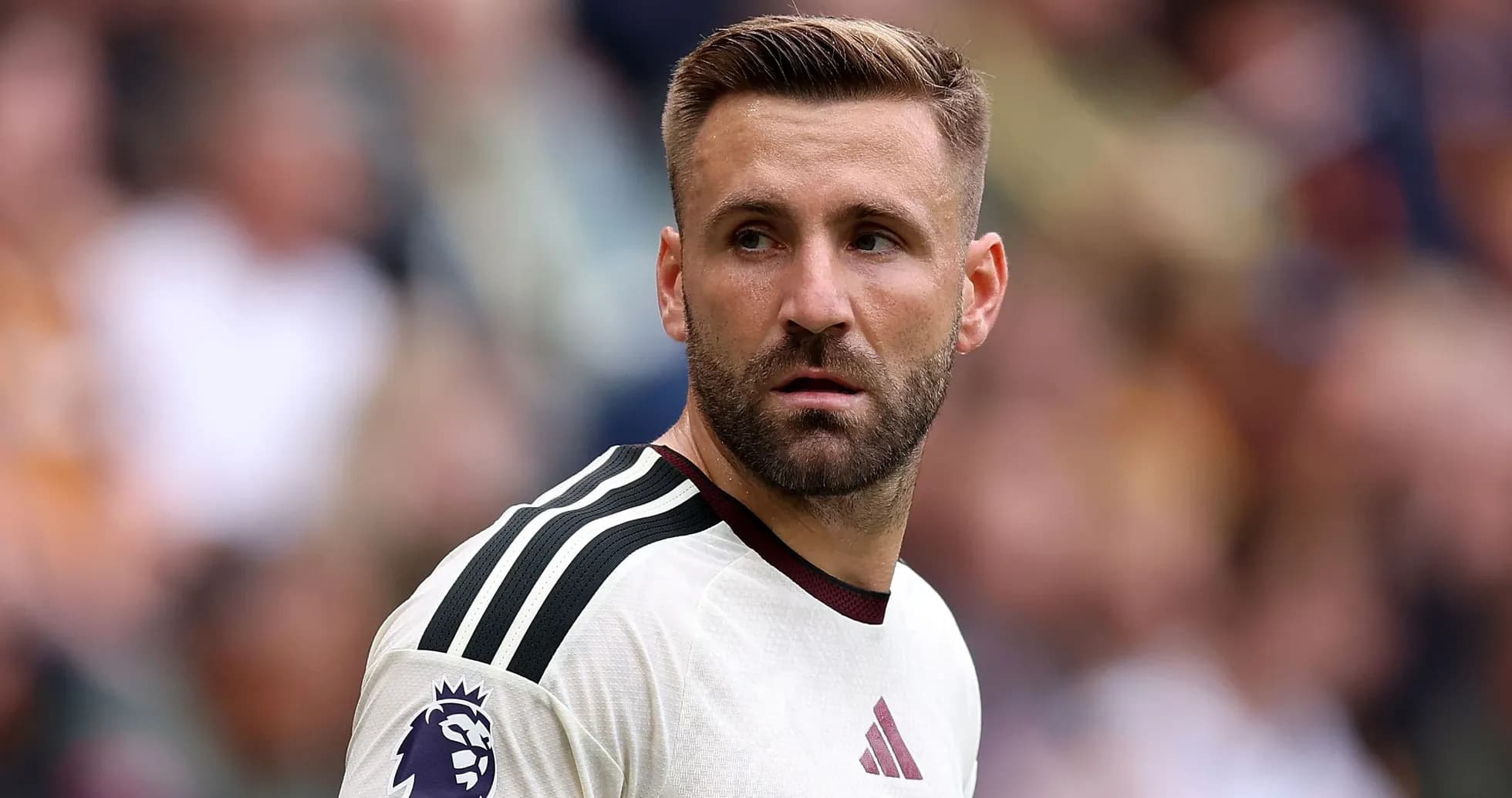 Joueur avec maillot clair sur le terrain de football