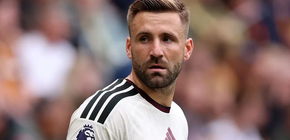 Joueur avec maillot clair sur le terrain de football