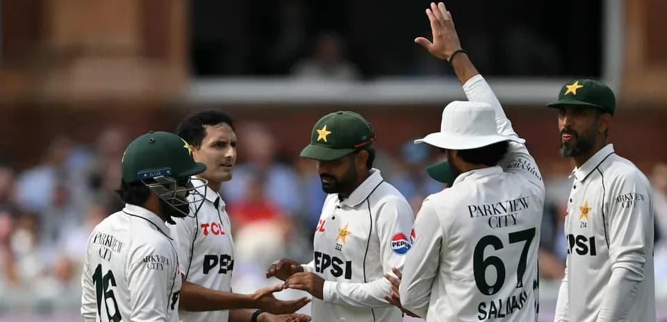 Joueurs pakistanais célébrant un wicket lors du match